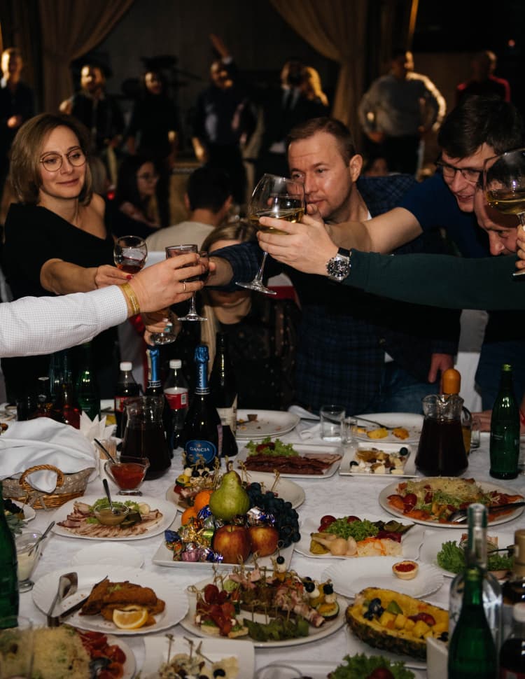 Новогодний банкет с алкоголем