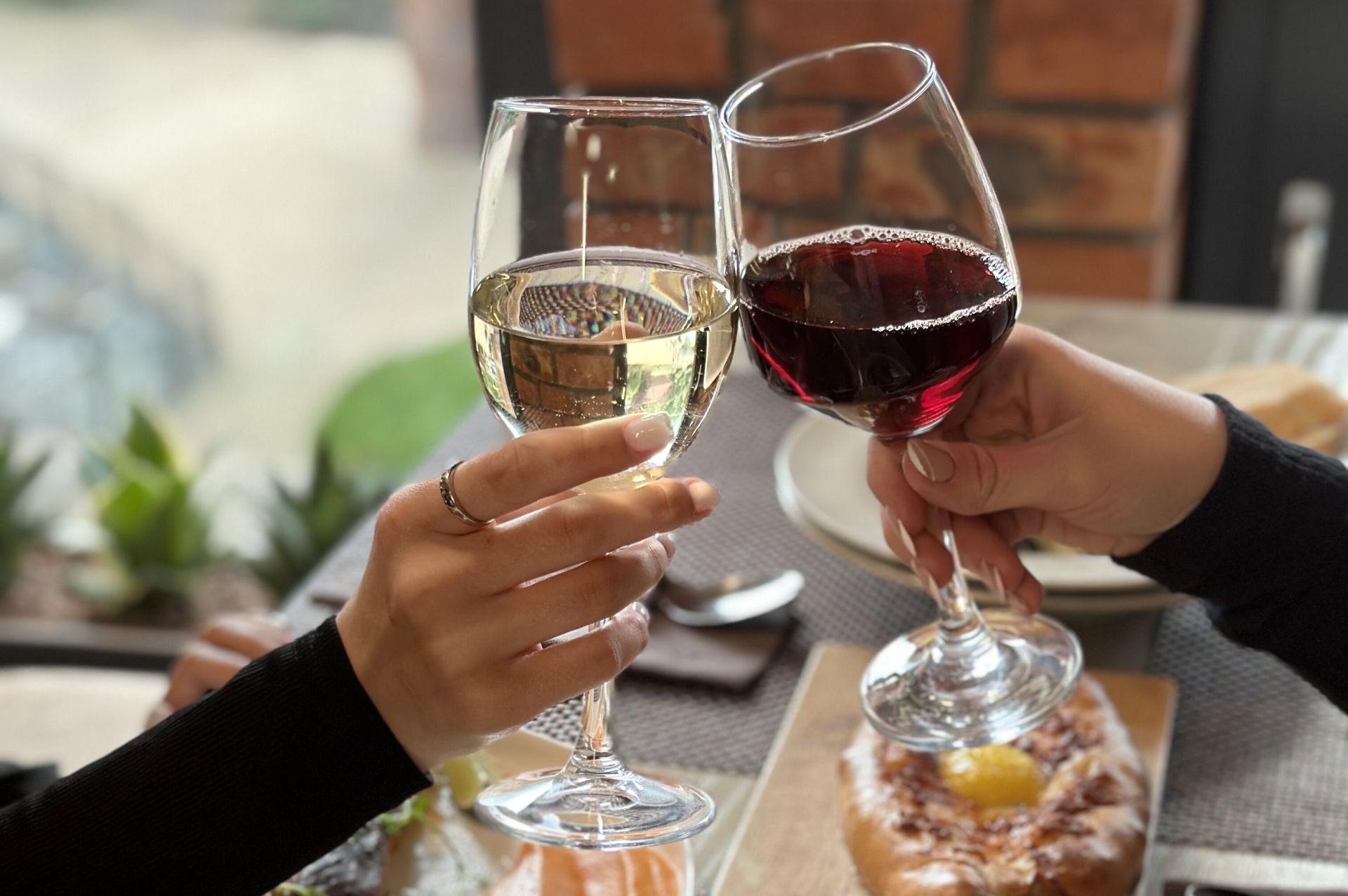 Тихие и игристые вина в ресторане шведской линии