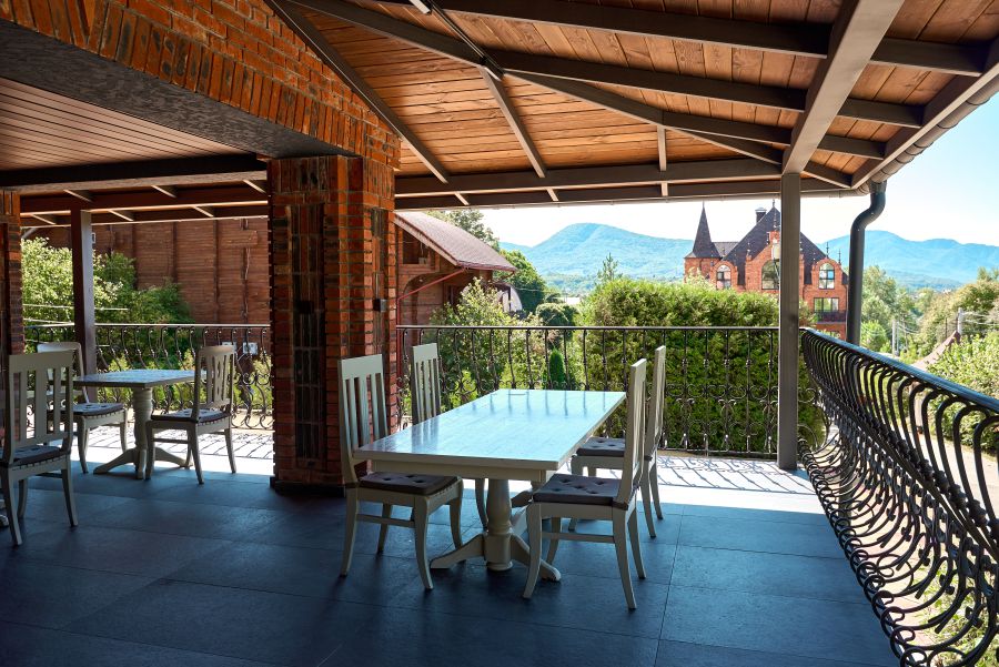 Веранда с видом на горы корпуса Азиш-Тау отеля "Даховская Слобода" Веранда с видом на горы корпуса Азиш-Тау отеля "Даховская Слобода"